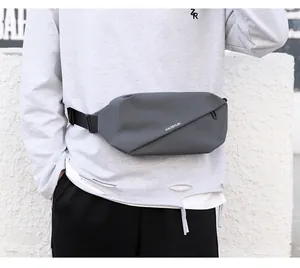 Vue détaillée du sac banane de sport gris imperméable avec logo HAOSHUAI sur le mannequin