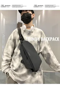 Marsupio nero impermeabile stile streetwear con tracolla regolabile indossato dal modello