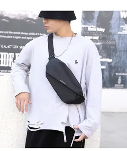 Vue détaillée du sac de poitrine noir imperméable avec sangle réglable en nylon