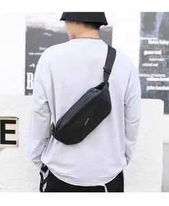 Photo extérieure du sac de poitrine noir étanche avec sangle et logo de marque