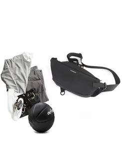 Borsa a tracolla sportiva nera impermeabile con abbigliamento casual e una palla