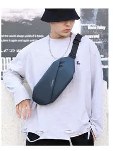 Détail du sac de poitrine bleu-gris imperméable avec lettrage de marque et bandoulière