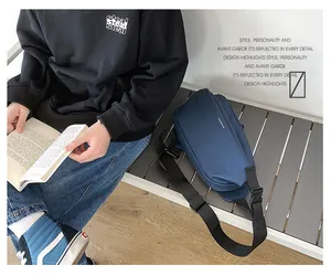 Dettaglio borsa da petto in nylon blu scuro impermeabile con tracolla regolabile