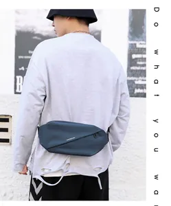 Détail du sac banane de sport bleu marine imperméable avec logo sur un homme