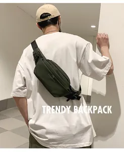 Borsa a tracolla impermeabile verde scuro da uomo con tracolla regolabile sul modello