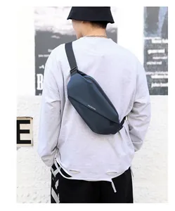 Vue arrière du sac de poitrine bleu marine étanche avec bandoulière noire réglable