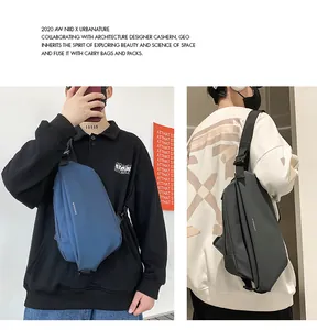 Borse da petto in nylon impermeabile blu e grigio scuro con dettaglio del logo