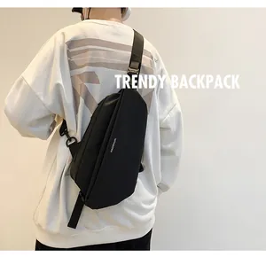 Vista posteriore di una borsa a tracolla nera trendy impermeabile con cinturino largo