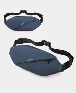 Vue détaillée de la sacoche de sport en nylon bleu foncé avec sangle réglable