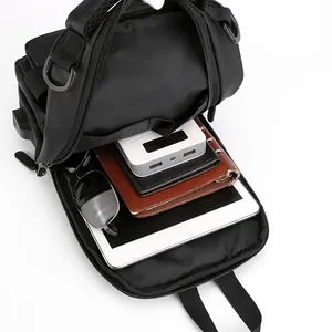 Wasserdichte schwarze Brusttasche mit USB-Anschluss und großem Stauraum für Tablets