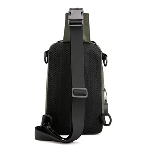 Sac de poitrine étanche en nylon vert armée avec port USB et panneau arrière en filet