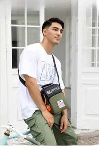 Vue extérieure du sac bandoulière HAOSHUAI pour homme en nylon vert olive et noir