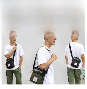 Vue sous trois angles d'un sac à bandoulière léger en nylon pour homme sur fond extérieur