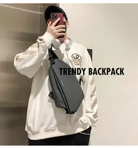 Borsa a tracolla impermeabile grigio scuro da uomo con tracolla regolabile e stile casual