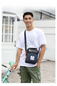 Photo en extérieur d'un sac bandoulière en nylon bleu sur un modèle montrant divers portés