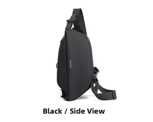 Vista laterale della borsa a tracolla in nylon nero impermeabile con tracolla regolabile