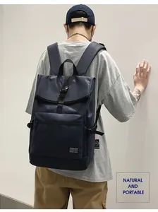 Détails du grand sac à dos bleu marine avec fermeture à rabat et sangle à boucle