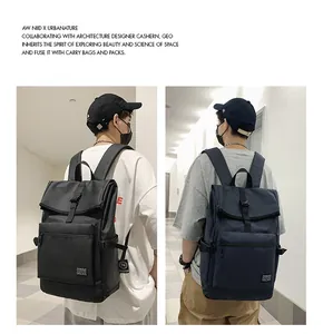 Détail de sacs à dos à rabat enroulable imperméables en noir et bleu avec boucle de serrage