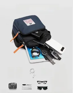 Sac bandoulière en nylon bleu foncé montrant la capacité de rangement pour accessoires