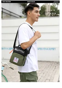Détail du sac bandoulière en nylon vert militaire avec zips orange sur un mannequin