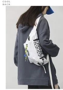 Detail van de witte nylon crossbody tas met dambordzak en neon trekkoord accessoire