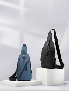 Détail de sacs de poitrine imperméables en noir et bleu avec port de charge USB