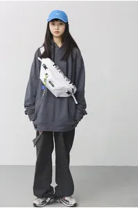 Witte slingback tas in streetwear-stijl met TOUGH SLANG-tag gedragen bij een hoodie