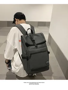 Gros plan du sac à dos techwear gris foncé en tissu imperméable et mat de qualité