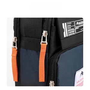 Détail du tissu en nylon haute densité et fermeture éclair avec tirette orange du sac