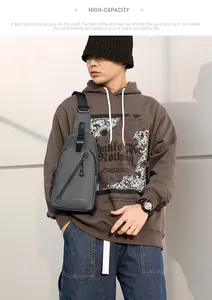 Vue détaillée du sac de poitrine gris haute capacité avec port USB et logo We Power