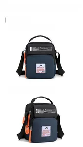 Détail du grand sac bandoulière en nylon bicolore bleu et noir avec accents orange vifs