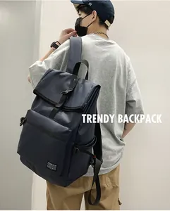 Détail du sac à dos en nylon bleu marine imperméable avec rabat et sangles à boucles