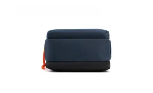 Vue détaillée du fond du sac à bandoulière en nylon montrant la base noire et le tissu bleu