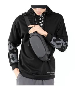 Detailopname van de grijze We Power crossbody tas voor heren van mat waterdicht materiaal