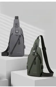 Détail de sacs de poitrine multifonctionnels avec port USB et rangement pour objets