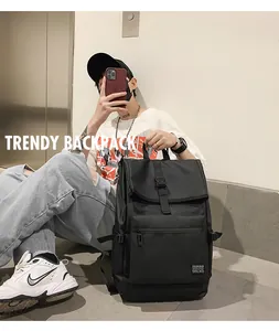 Détail d'un sac à dos noir tendance avec boucle à rabat et poche frontale zippée pratique