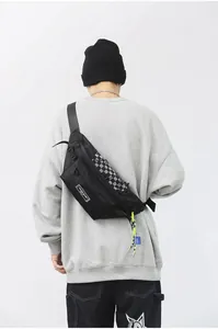 Detail van zwarte streetstyle crossbodytas met schaakbordpatroon en neon groene details