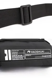 Détail du sac en nylon haute densité avec bandoulière réglable et boucle mate