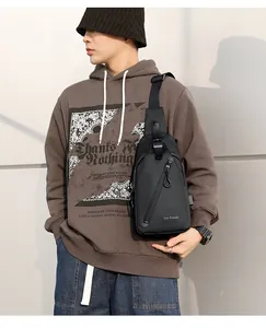 Détail du sac de poitrine noir étanche avec logo We Power et boucle métallique robuste