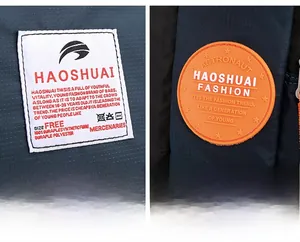 Détail de l'étiquette tissée HAOSHUAI et du logo en caoutchouc sur sac en nylon bleu