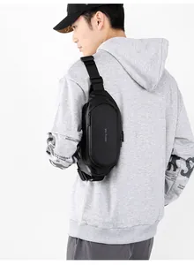 Achteraanzicht van de waterdichte nylon crossbody tas met 'We Power' tekst en riem