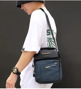 Détail de la sacoche en nylon durable avec bandoulière réglable vue de profil