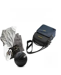 Détail d'un sac bandoulière en nylon imperméable bleu marine avec zip fonctionnel