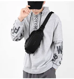 Detail van waterdichte matzwarte crossbody borsttas met We Power grafische print