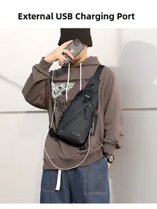 Détail d'un sac de poitrine pour homme avec port de charge USB externe et câble de téléphone