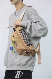 Detail van kaki crossbody borsttas met geblokte netzak en gele ritstrekker