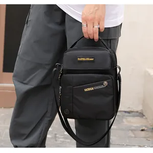Détail d'une sacoche en nylon imperméable avec fermetures éclair et poignée supérieure