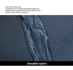 Gros plan du tissu en nylon bleu avec des gouttes d'eau montrant l'imperméabilité
