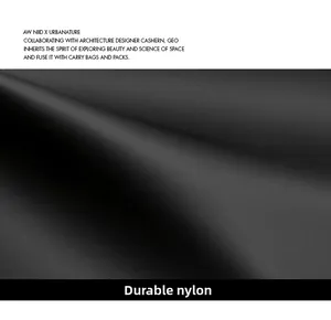Détail rapproché de la texture du tissu en nylon noir durable pour sac de poitrine