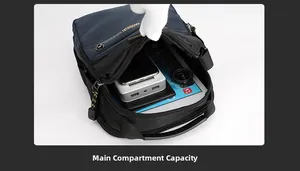 Compartiment principal spacieux de la sacoche en nylon avec tablette et téléphone